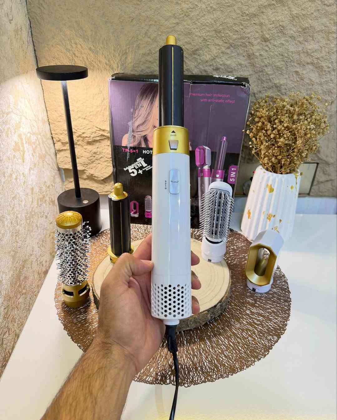 فرشـاة الهـواء الساخن (1x5) للشعر 
فرشـاه هواء تعمل بالطاقه الكهربائيه (1000) واط  مع سلك دوار (360) درجة 
تتضمن خمسة رؤوس متعدده الاستخدام سهلة التبديل
 مشط مستقيم للتجفيف ومشط ناعم واسطوانة تجعيد (30) ملم قطعتين وغيرها 
ثلاث درجات حراره قابله للتعديل مع تصميم مضاد للحرق 
تدفق هواء بالأيونات السالبة للعناية بشعرك أثناء التجفيف ويعتمد مجفف الشعر على عملية طلاء السيراميك لتنعيم الشعر 
جهـاز متعـدد الاستخدام للشعر مجفف ومصفف دون عناء 
جديـد بالباكيت مع كافـه الملحقات 
للتفاصيـل اكثـر داخل آلموقع الرسمي 
السعـر ٢٣ الف 💰 
ملاحظه (عند الشراء فحص المنتج قبل مغادره المندوب بعدها نكون غير مسؤولين)
توصـيل 🚚 بغداد ٥ الاف 
توصـيل 🚚 محافظات ٦ الاف⁩⁩⁩


**إذا كنت صاحب هذا الإعلان وتريد حذفه لأي سبب، رجاءا أرسل رسالة إلى الدعم الفني**
