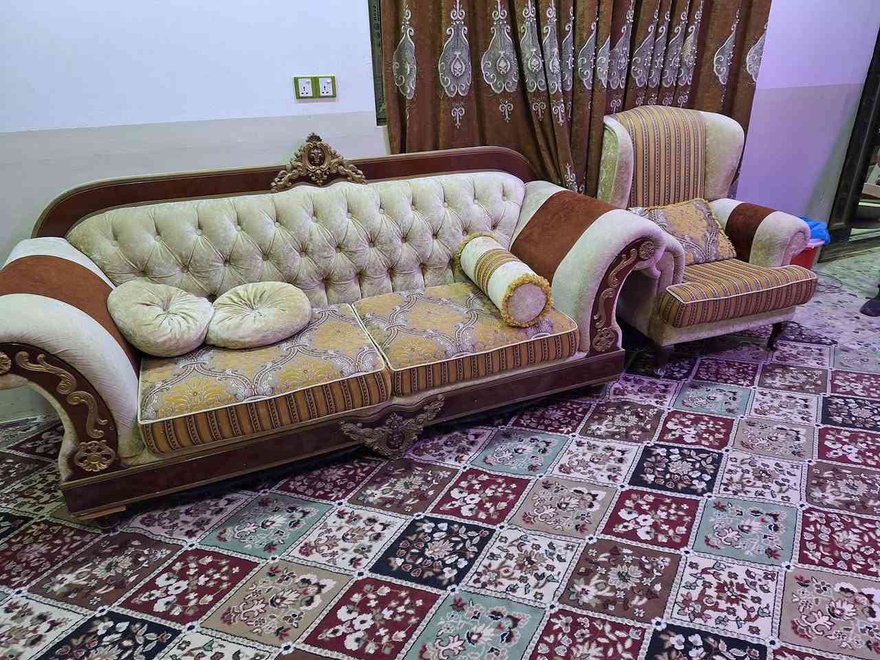 تخم للبيع مستعجل علا بيعته 3قنفات وكراسي 2 للتوصال *********** اخو الجديد
