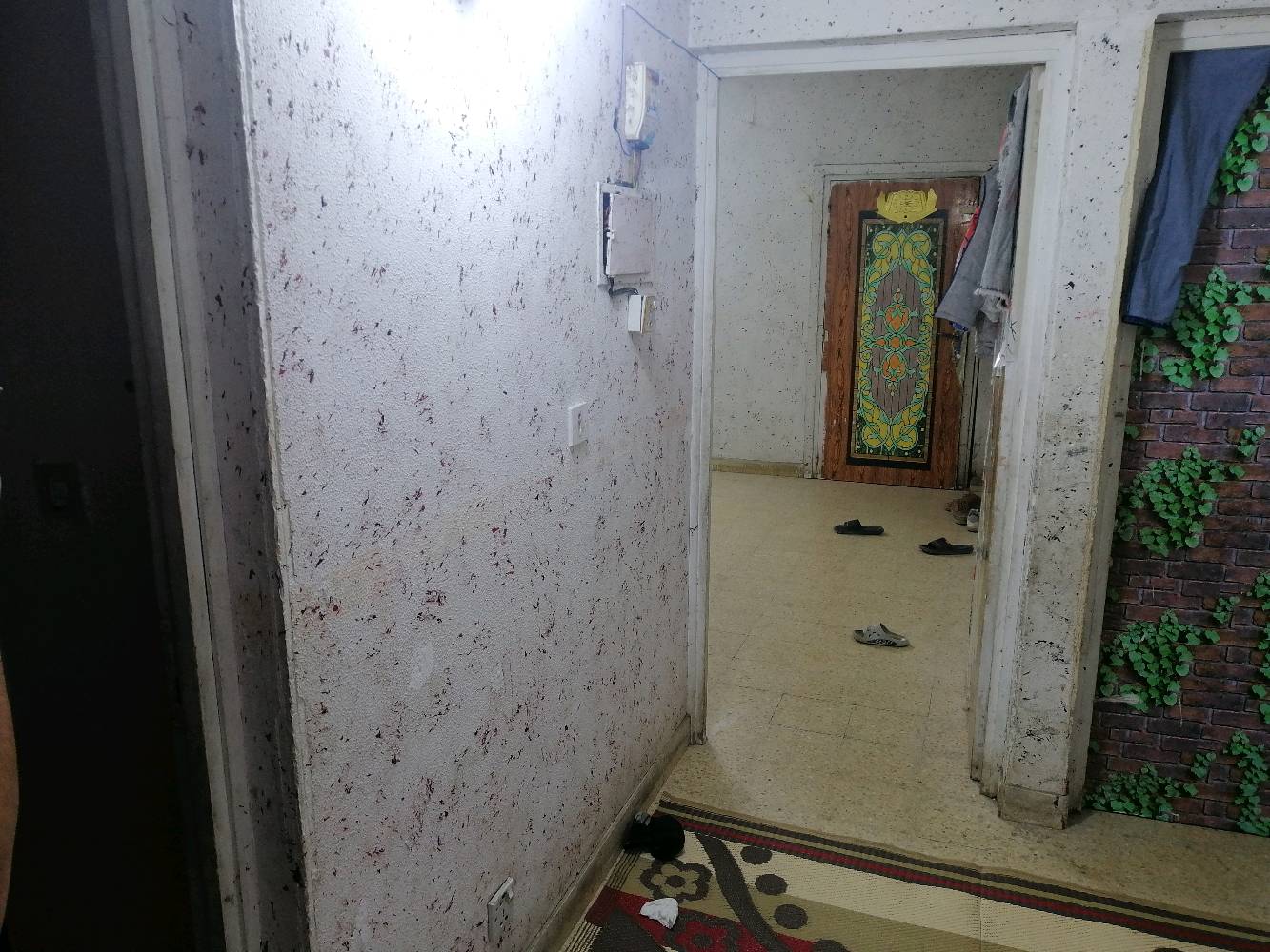 السلام عليكم شقة للبيع في المحمودية مجمع القادسية ارضي عمارة ١٨٥ شقة رقم ٦ تحتوي على غرفتين نوم و صالة و مطبخ و صحياتمنفصلة و بيها حديقة بسعر ٤٥ قابل للتفاوض 