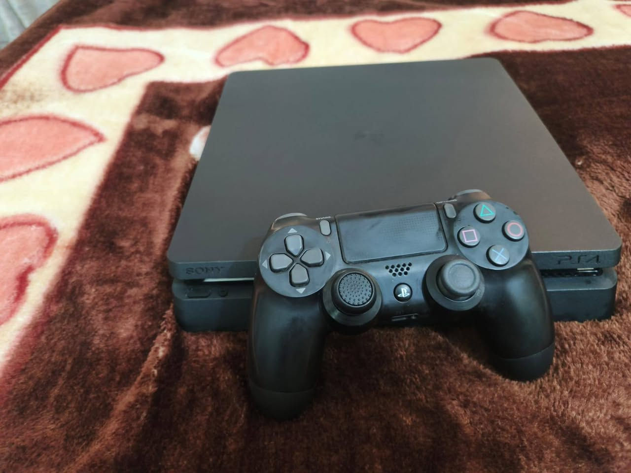 بلاي فور. سلم نص تيره. مهكر نضام 11 ويا 4لعبات  ودبل جوستيك واحد اصلي واحد تجاري لوك استيكر. ما مفتوح نضيف جديد.  الجهاز بس مشلوع الاستيكر. وليس مفتوح 
..
...عنوان نجف ..... حي الجامعه 
... او .... حي الوفاء .............سعر........280 .... ***********
