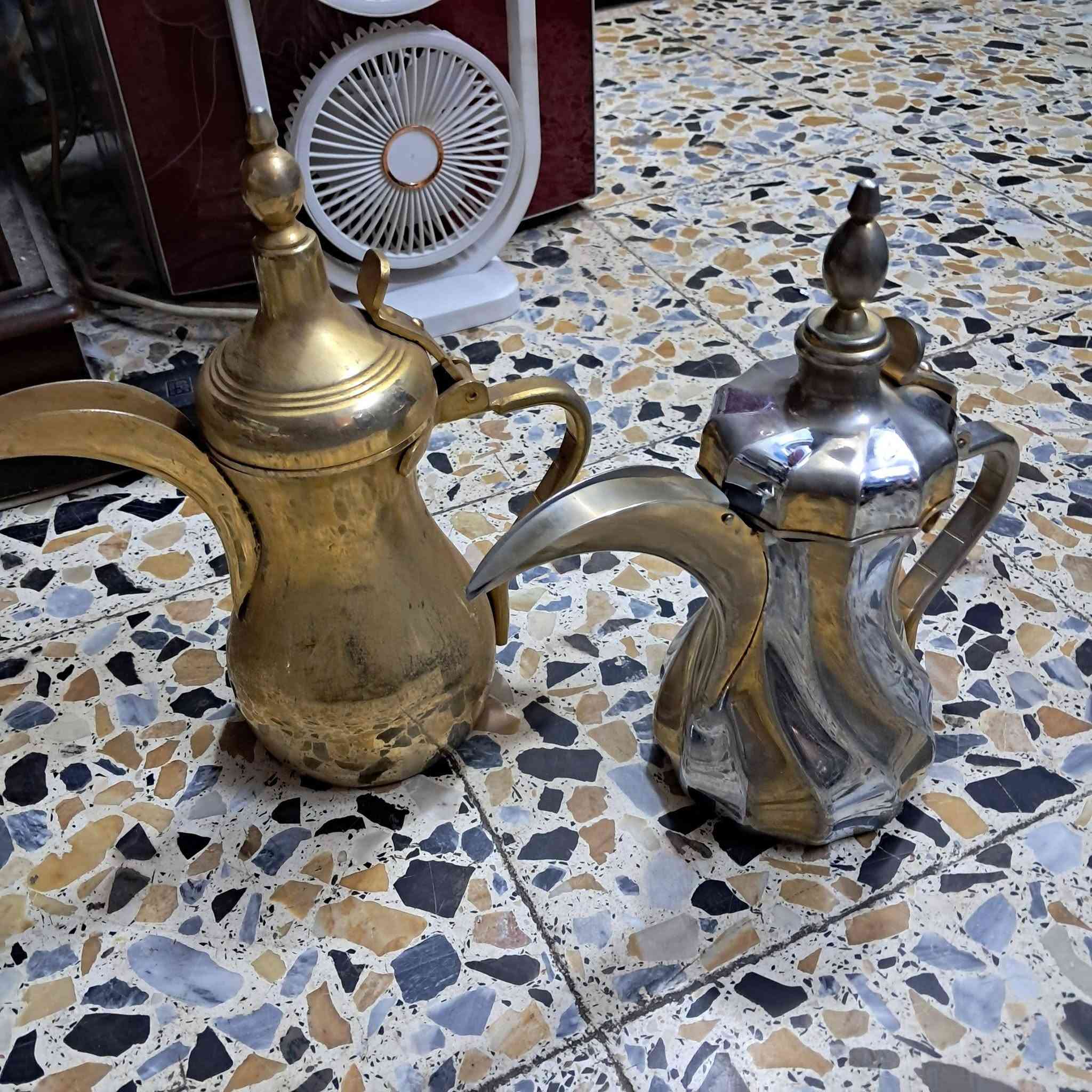السلام عليكم  دلال كهوه عدد ٥ ٢ رسلان باكستاني  ودله حب الرمان هندي ودلة السيف ودله العساف كلهن شلعه وحده السعر ١٠٠ الف غير قابل للتفاوض الحجز الاتصال على***********بغداد
