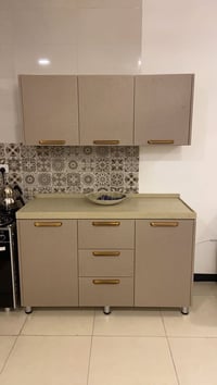 مرحبا عندي كونتر دابيعه الداخل المنيوم والخارج hdf ومرمر طبيعي السنك م...