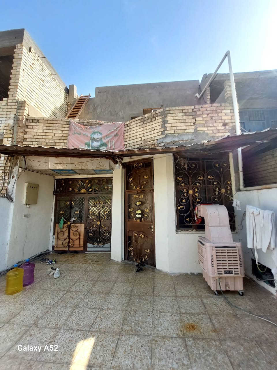 سلام عليكم دار للبيع المساحه 84 متر واجها 6 من عده تشجير الطرمه 60 متره  وحديقه خارجيه 150 متر الزعفرانيه شارع المعهد شارع المكتبه خلف المدارس طابقين غرفتين  فوك السعر 100 وبي مجال ***********
