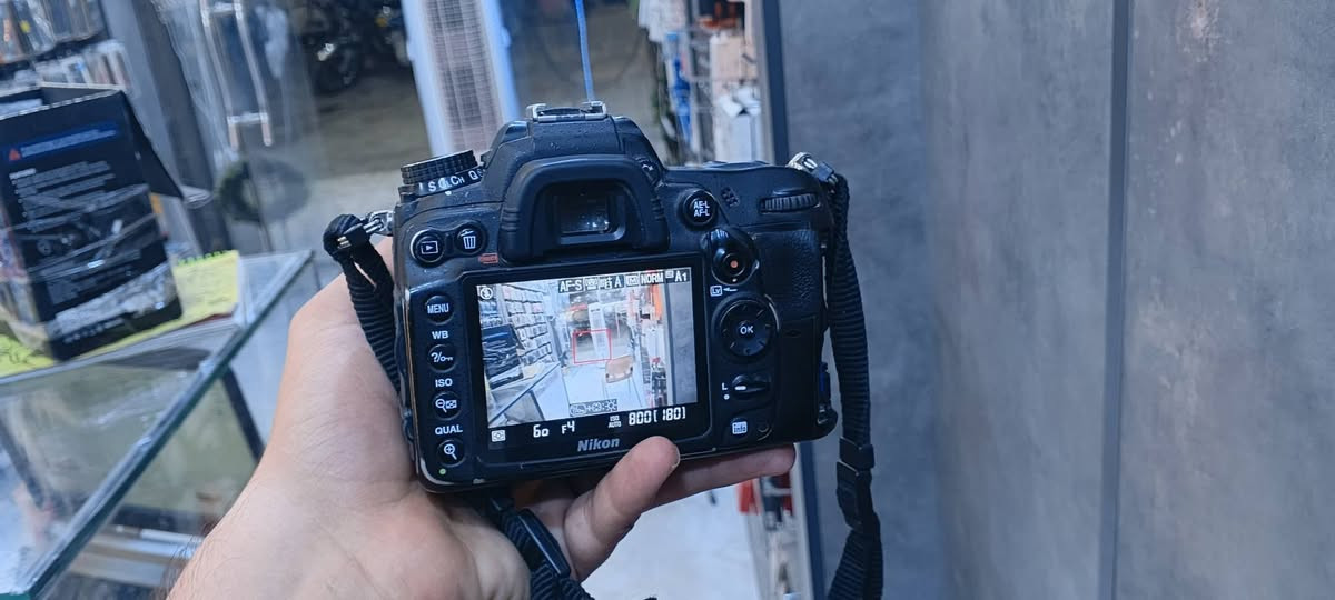 كامره نيكون d7000
ملحقات 
شاحنه اصليه مال نيكون
بطاريه اصليه
حزام كتف
عدسه نيكون18-105mm
عدسه ثانيه70-300mm
السعر قفل325
يوجد توصيل محافظات
***********
