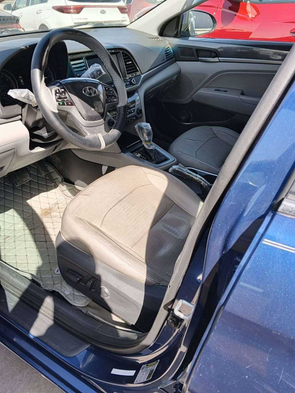 السلام عليكم النترا 2017 وارد امريكي سياره فول واحد على واحد لمتت مقفوله من الضربه والصبغ حادثه كسر دعاميه فقط ماشيه 93 السعر 135 وبها مجال غير متواجد على الفيس رقم الهاتف*********** غير متواجد على الفيس
