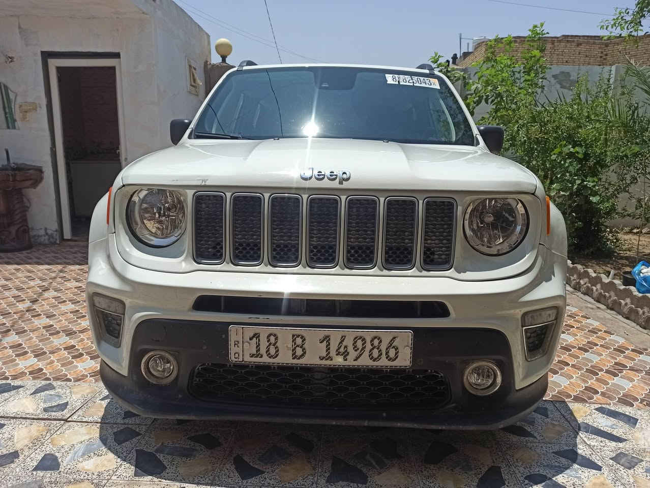 ### 🚨 بيع مستعجل - جيب رينجيد 2023 (Jeep Renegade) وارد أمريكي
**سيارة شبابية وعائلية مميزة، تجمع بين القوة والاقتصادية، وبحالة ممتازة جداً (شغل واطلع) وللبيع السريع!**
#### ⚙️ المواصفات الفنية:
 * **الموديل:** 2023
 * **الرقم:** مرقمة بابل (الرقم والسنوية جاهزة).
 * **المحرك:** 1.3 لتر تيربو (1.3L Turbo) - قوي جداً واقتصادي في استهلاك الوقود.
 * **ناقل الحركة:** أوتوماتيك من 9 سرعات.
 * **نظام الدفع:** دفع رباعي 4x4 (AWD).
 * **المسافة المقطوعة (الممشى):** 15 ألف ميل فقط.
#### ✨ المواصفات والميزات:
 * شاشة لمس كبيرة تدعم نظام **Apple CarPlay** و **Android Auto**.
 * كاميرا خلفية عالية الدقة مع حساسات خلفية للمساعدة على الركن.
 * أنظمة أمان متطورة: رادار تحديد مسار، تنبيه النقطة العمياء، ونظام التحذير من التصادم الأمامي.
 * تحكم كامل من المقود (ستيرن) ومثبت سرعة (Cruise Control).
 * نظام تشغيل بصمة (Push Button Start).
 * ويل ميث (جنوط ألمنيوم) مميزة.
#### 📋 تفاصيل الحادث والضرر:
 * **الحادث:** صدمة خارجية في الواجهة الأمامية تركزت في الجاملغ (الرفرف) الأمامي الأيسر والدعامية (المصد)، وتأثرت فيها قاعدة الرادياتير والشبك واللايت الأيسر (كما هو موضح في صور المزاد المرفقة).
 * **الإيرباغات (Airbags):** **سليمة تماماً بالكامل 100% ولم تفتح** (الدشبول والستيرن بحالة الوكالة).
 * **التصليح:** السيارة مصلحة تصليح درجة أولى وبقطع ممتازة، المحرك والشاصي سليمين تماماً والصدمة لم تصل للأجزاء الداخلية.
#### 💰 السعر والاتصال:
 * **السعر المطلوب:** 130 ورقة ($13,000) وقابل للتفاوض البسيط للجادين (البيع مستعجل).
 * **مكان السيارة:** بابل - مدينة القاسم.
 * **للتواصل والاستفسار (اتصال أو واتساب):** ***********
