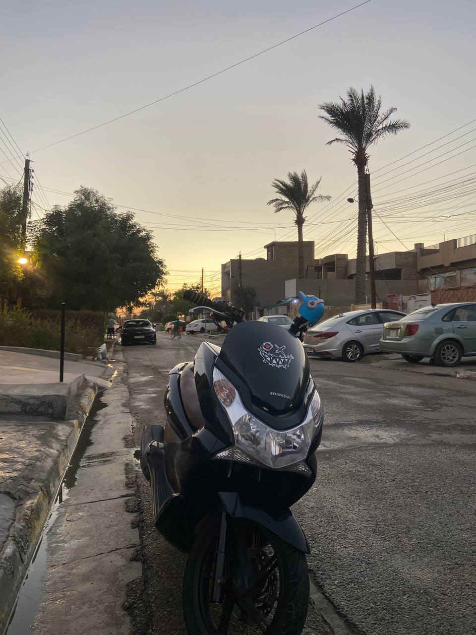 للبيع: هوندا PCX 125 (الجيل الأول) - نظافة ومحرك ذهب 🏍️
‏دراجة هوندا الأصلية، قوية وعملية وجاهزة للاستخدام:
‏نوع المحرك: 125cc (ياباني أصلي)، ناعم جداً وبدون أي مشاكل.
‏
‏النظافة: الدراجة نظيفة جداً كشر ومحرك، وبوضع ممتاز.
‏
‏الأمانة: الدراجة بيها "فطر بسيط" بالكفر الأمامي فقط (غير مؤثر على الشكل العام ولا على الأداء)، وباقي الكشر كله سليم ومرتب.
‏
‏الكهربائيات: كلها شغالة 100%.
‏الاستخدام: اقتصادية حيل
‏
‏السعر: (1.200.000) - ومراعاة للشراي بسبب الفطر البسيط.
‏المكان: (حي الجهاد).
‏للتواصل: (***********).
