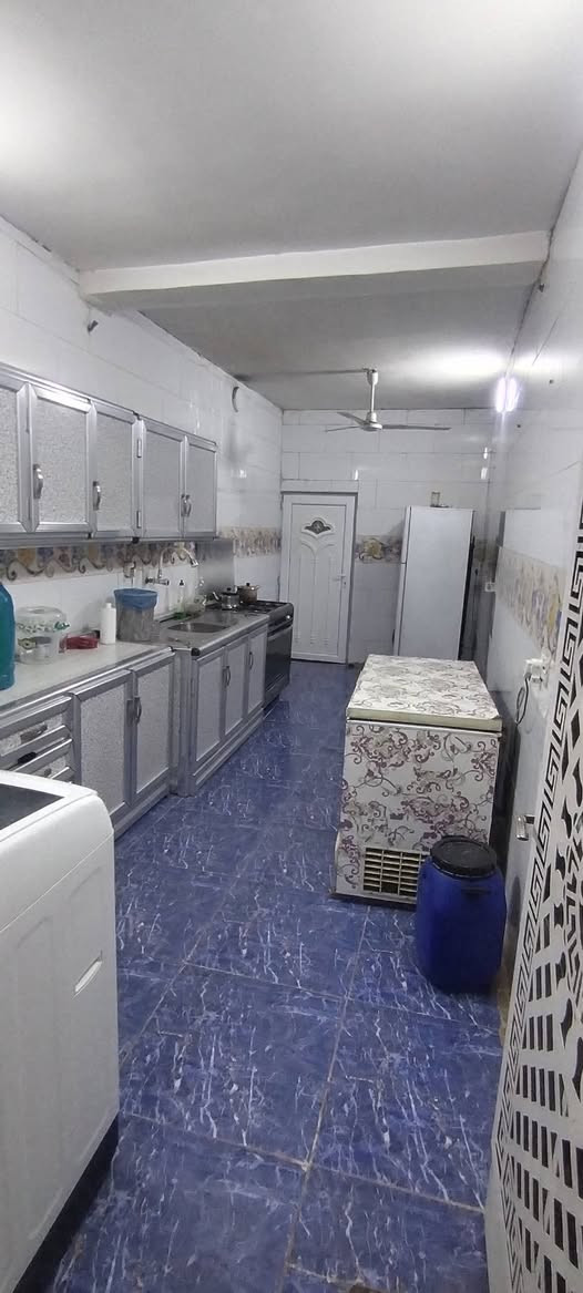 السلام عليكم دار للبيع مساحه 150 م  6 ونص × 24طابو صرف بناء الدار طابوق  في الطابق الارضي كراج كبير وصحيات خارجيه واستقبال كبيره ومطبخ كبير وصاله وغرفه نوم وترك وحمام داخلي والطابق الثاني فيه 3 غرف كبيره واحده منهن نظام سويت ومخزن يقع الدار في الزعفرانيه في بدايه حي السندباد للاستفسار الاتصال على الرقم  ***********
