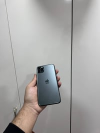 ايفون 11 برو ماكس : شرق اوسط  ذاكرة 256 جهاز نضيف وحلو بس شخوط بل صاصي...