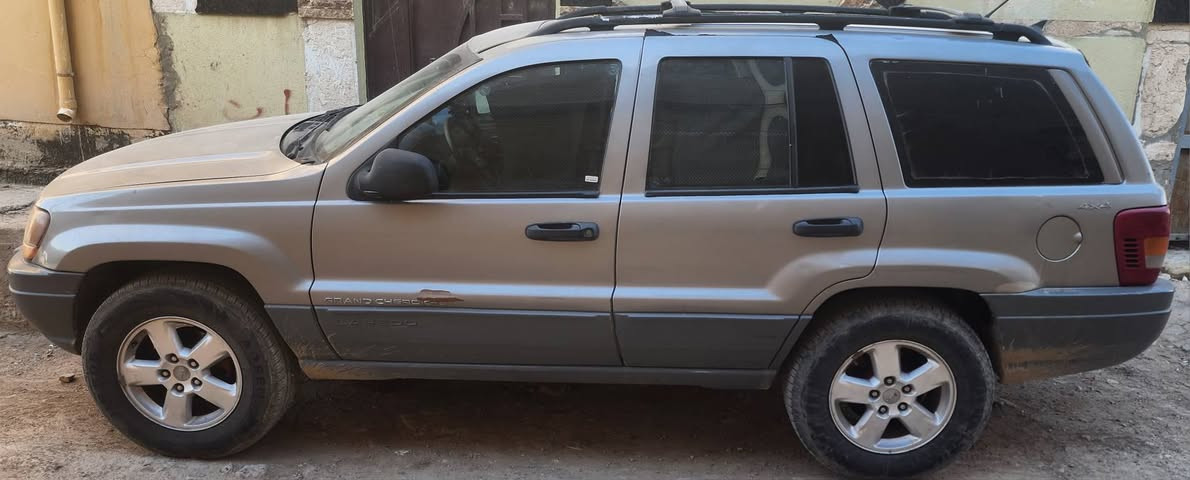 سلام عليكم..
جيب 2000   V6 4000  محرك وكير جيد جدا تبريد جيد جدا حدادية 50 ٪  تايرات جدد  شاشة كهربائيات كاملة رقم سليمانية مكان السيارة ديوانية.
مالكها كردي #شرط_المداور وكالة ماكو 
سنوية لل 2030 سعر 80 قابل للتفاوض
رقم صاحب السيارة
 ***********
