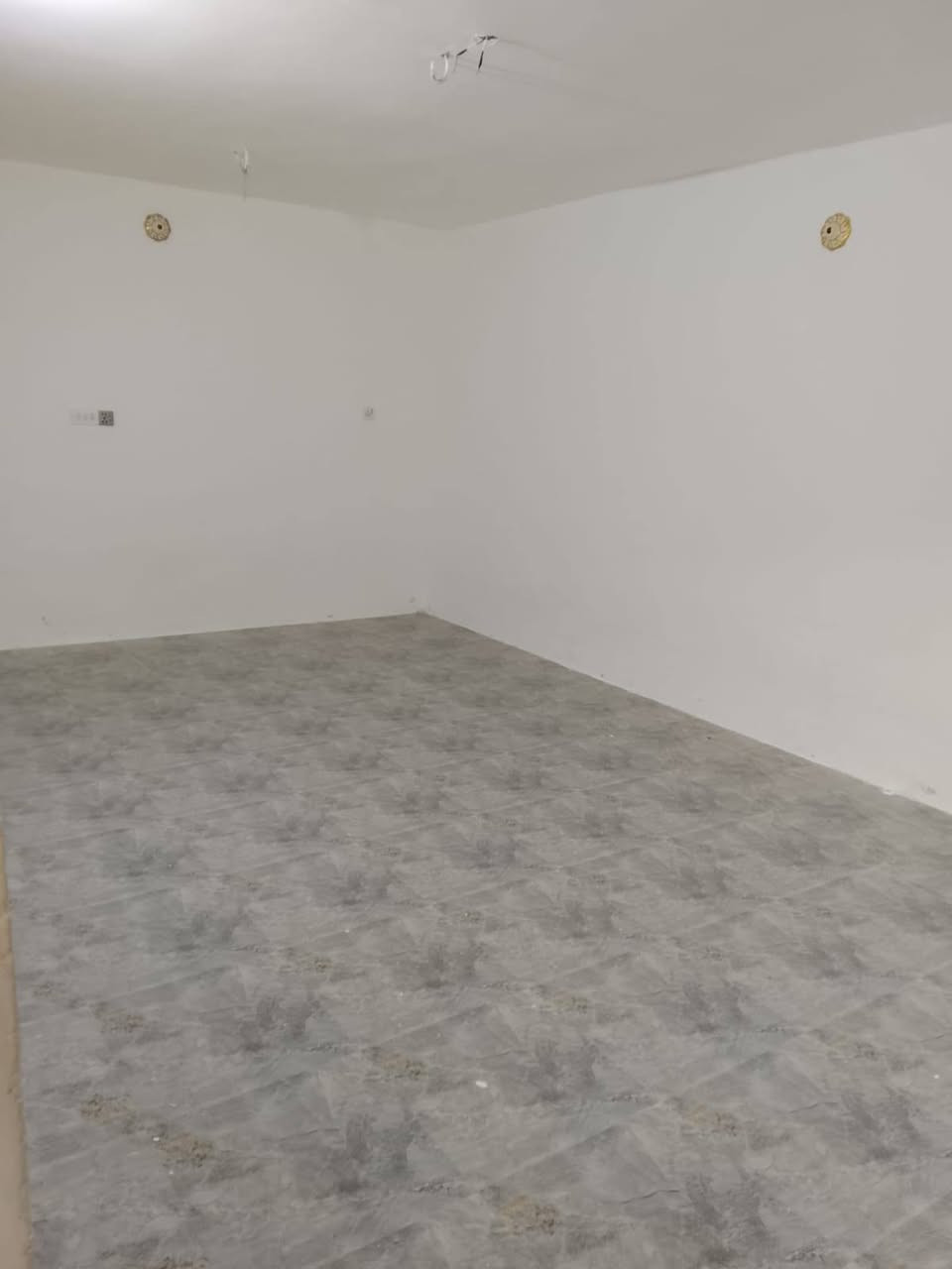 دار للإيجار
📍 الموقع: التاميم – القادسية الأولى
📐 المساحة: 200 م²
🏠 عدد الطوابق: طابقين
🔹 تتكون من:
3 غرف نوم
صالة
مطبخ
استقبال
حمامات
💰 الإيجار: 400 ألف دينار شهرياً
⚡💧 شامل أجور الكهرباء والماء
📞 للاستفسار: ***********
