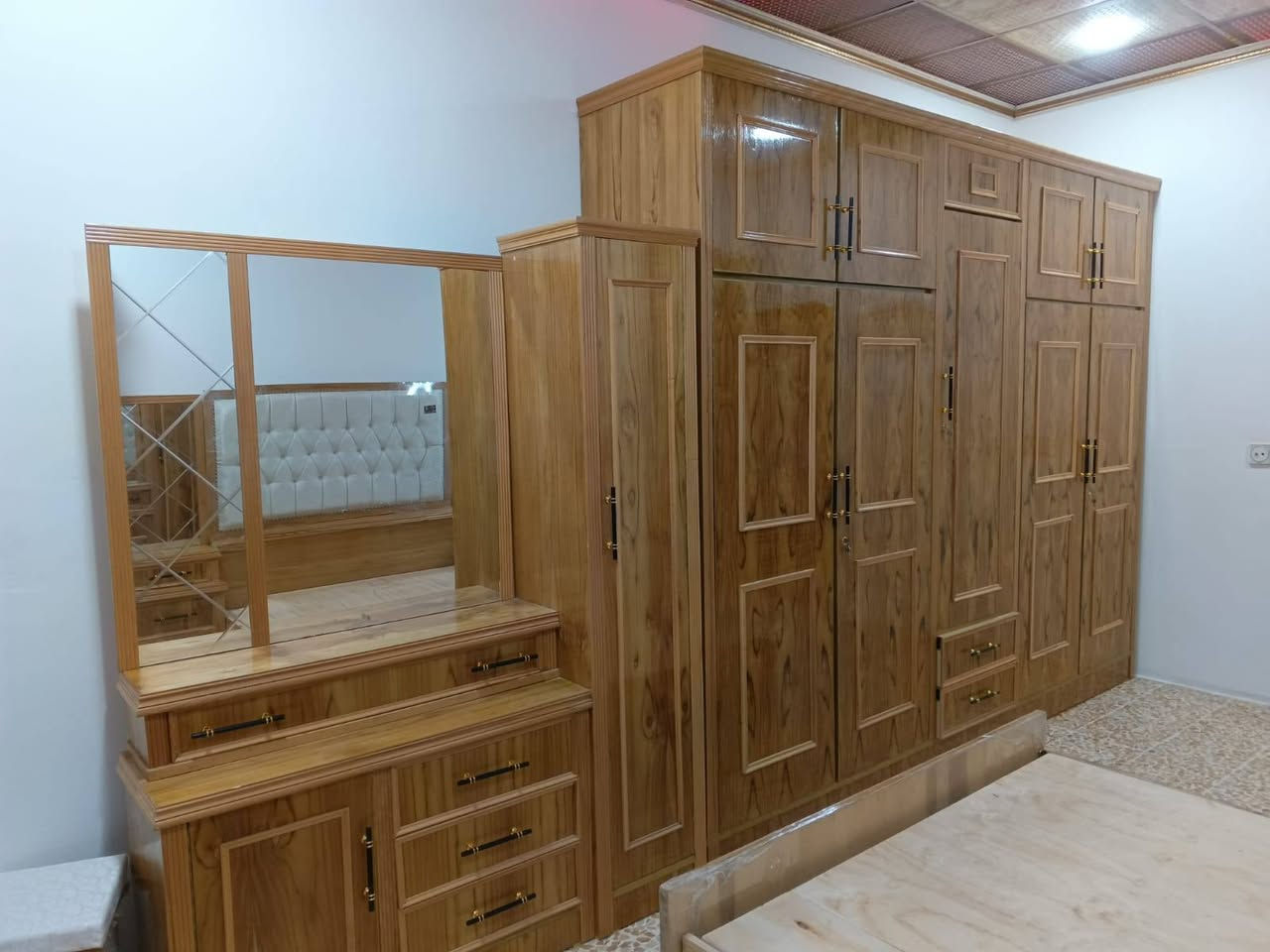 #قسط_غرفتك_براحتك
✔️ ويانا مدة التقسيط سنة و نص بدون مقدمة 
✔️ لحاملي ماستر كارد الرافدين من الموظفين و المنتسبين و المتقاعدين
✔️ يوجد فصال حسب الطلب
✔️ يمكنكم استبدال غرفكم القديمة بغرفة جديدة وتقسيط الفرق
✔️ غرف نوم باحدث الموديلات من خشب الصاج
📌العنوان : الموصل / الجانب الأيمن / الصناعة القديمة / اليابسات مقابيل ميزان البيادر 
📱اسياسيل : *********** (يوجد واتساب)
📱 كورك : *********** (يوجد واتساب
