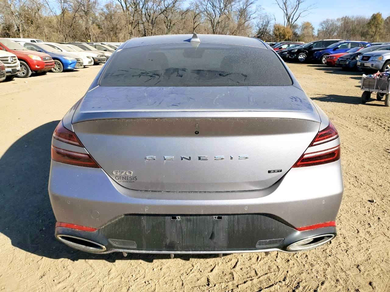 للبيع جينسيزز g70  رياضي موديل 24 محرك 6 بنوراما داخل ابيض حادث بنيد ودعامية فقط بدون  مدة الوصل 18/3 التواصل ع الرقم ***********
