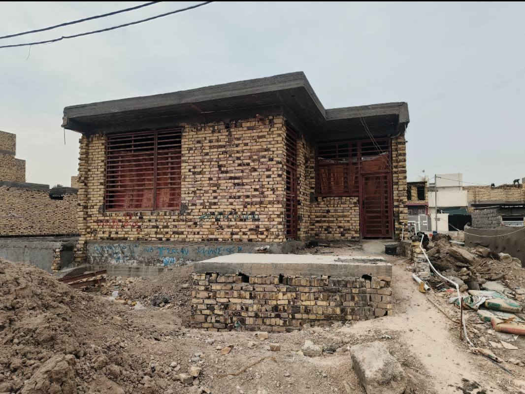 سلام عليكم هيكل للبيع المساحة 180م غرفتين نوم وكلدور وصالة ومطبخ وصحيات مي ومجاري كامل درجة اولى وحدادية كاملة فول ارتفاع البناء 3.60 قريب على شارع 100 بناء درجة أولى تعبان عليه السعر 85 للاستفسار الاتصال *********** واتساب
