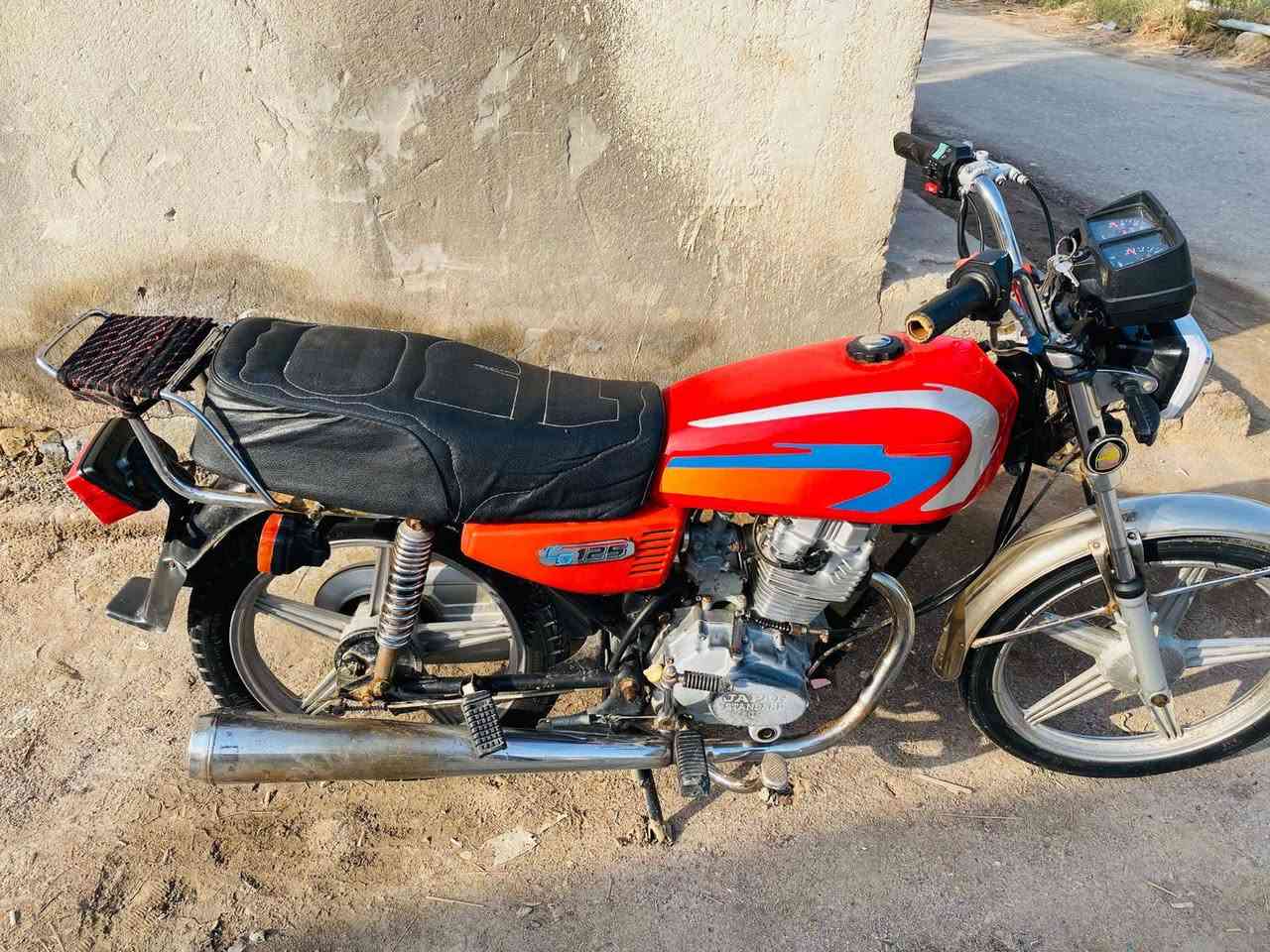 سلام عليكم  دراجه للبيع دراجه حلوه نضيفه كهربائيّات كلها شقاله مكينه مفتوحه سعرها 425 بيها مجال بصيط المكان الشافي جسر سيد علي نور لحد يدخل خاص مكلف بلنشر رقم صاحب الدراجه ***********
