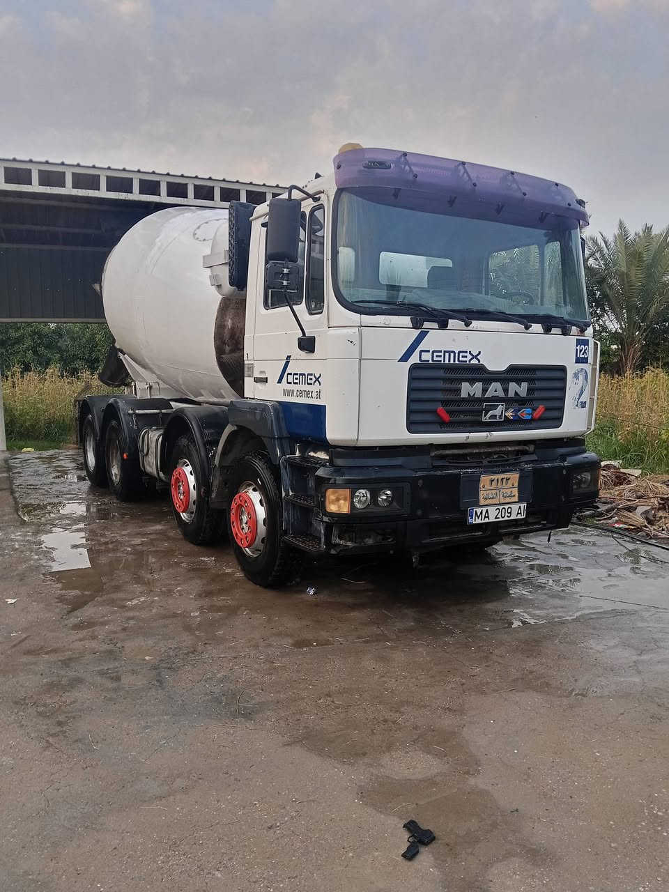 للبيع مان صقر موديل 2001 سليماني بسم شركه عندي وكابه عامه 10متر مكان بغداد جرف رقم الهاتف ***********
