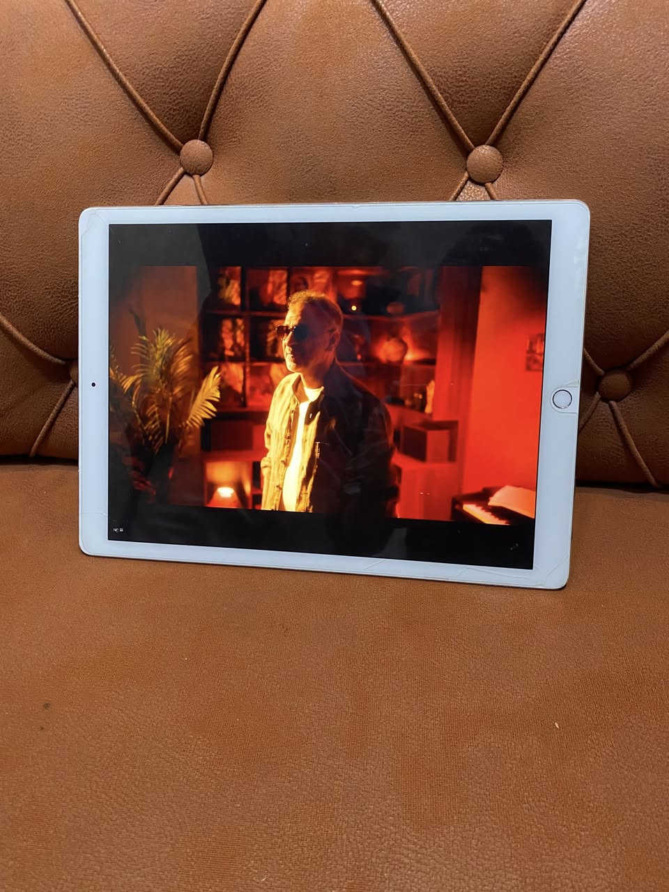 ايباد برو 2017 حجم 12.9 ذاكرة 256 نسخة يدعم السيمكارت السعر325 وبي مجال مكان بغداد زيونة ***********
