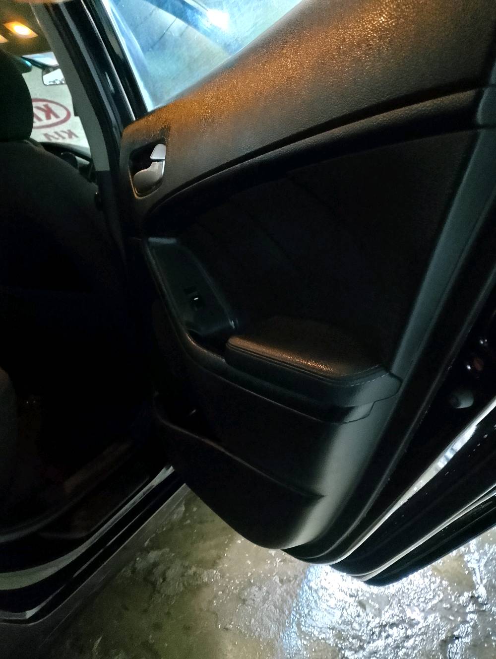 للبيع سيارة كيا، موديل 2018 وارد كندي. السيارة بحالة جيدة مع بعض الكشط الخارجي، موضحة بالصور. المحرك ممتاز وداخليتها نظيفة ومركبة بشكل مريح. الصيانة منتظمة والسعر 130 دولار، مع إمكانية التفاوض.