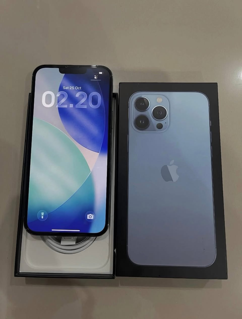 iPhone 13 Pro Max
ذاكرته 256 بطاريه مرفوعه فقط نسبتها 88 مرفوع لـ100 
شاشه مبدل من جهاز لجهاز بشرط مال تفصيخ
فيس ايدي كله كامل شغال 
ملحقاته كامل تك سيم ويدعم شريحه الكترونيه
شراي اتصل ع رقم ***********
