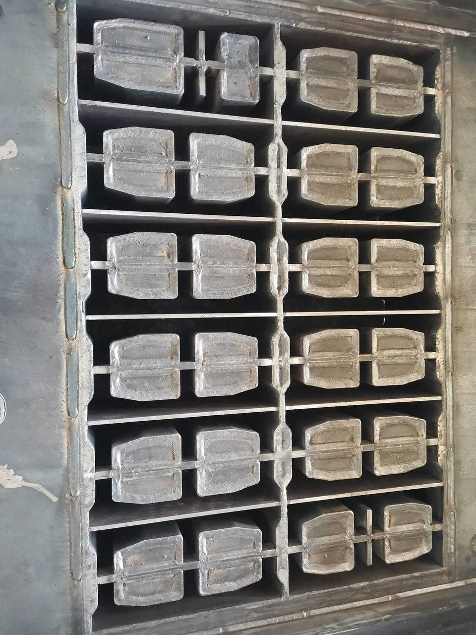 السلام عليكم.. كل عام وأنتم بخير وأعاده الله علينا وعليكم بالخير والبركة.. حداده لتصنيع القوالب بكافه القياسات وحسب الطلب كركوك الحي الصناعي. مع تجفيت الكابسات وملحقات معمل بلوك ***********
