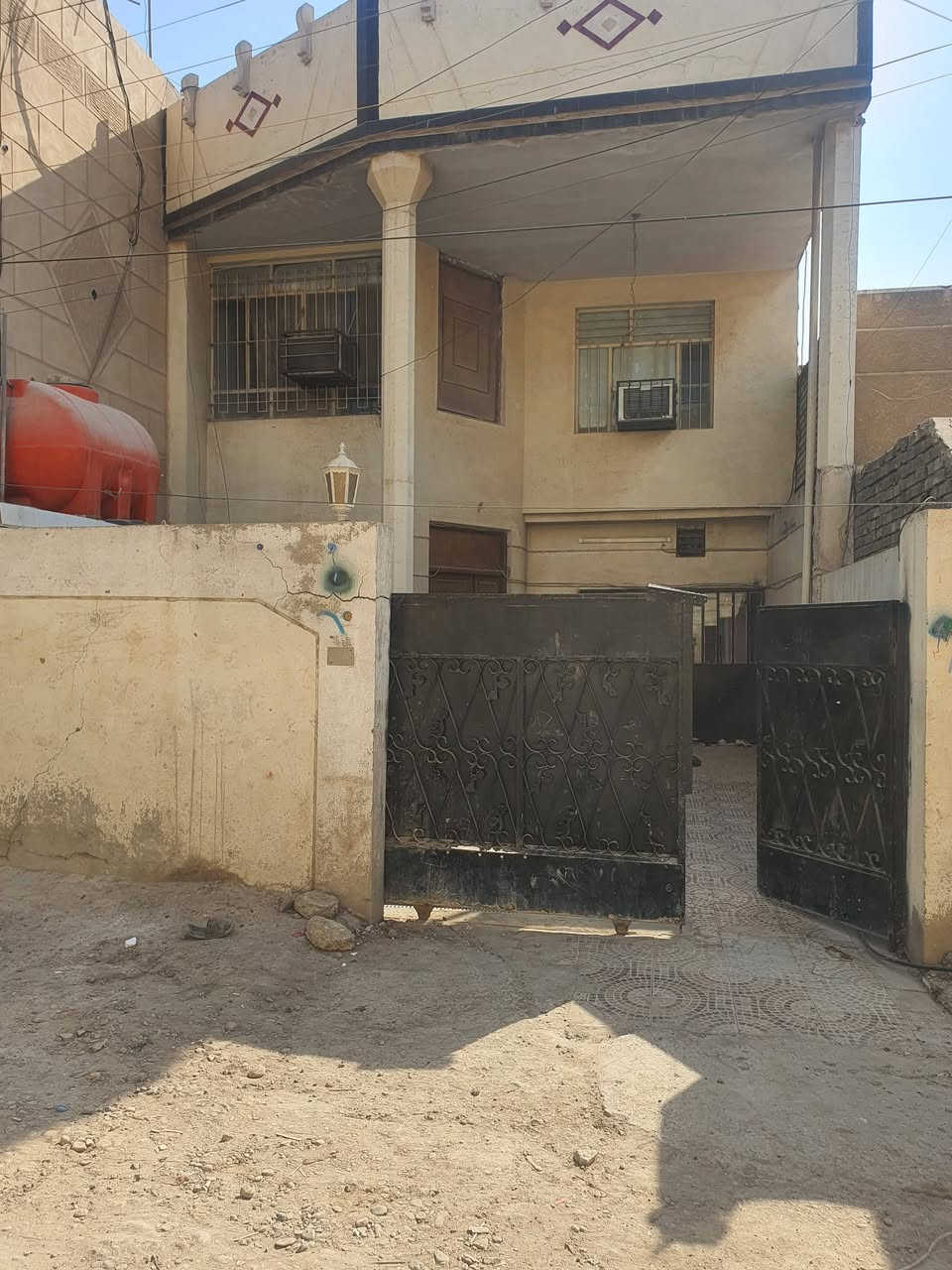 السلام عليكم دار للبيع مساحة 150 متر واجهة 7.5 نزال 20
الطابق الأول استقبال ومطبخ وغرفة وصحيات 
الطابق الثاني 3 غرف نوم بناء ٢٠٠٢ 
الموقع ابو دشير حي المخابرات محلة 848 
للإستفسار الاتصال على الرقم ***********
***********
