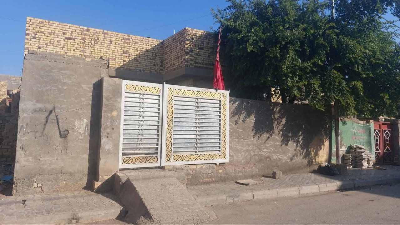 السلام عليكم
دار للبيع في حي الحوراء زين القوس 

مساحه الدار 200م واقع حال 220 
بناء بسيط يعتبر قطعه ارض 
ويصلح للسكن قرب الكراج 
يباع على المبادره 

للاستفسار 
واتساب 

***********
