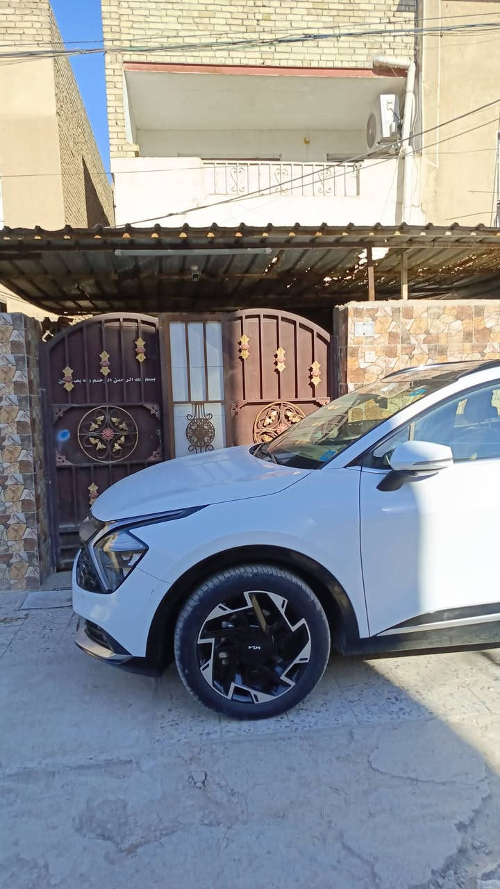 السلام عليكم 
دار سكن طابقين طابو صرف باسمي 
موقع قريب والشارع العام تقريبا خامس قطعه عن شارع حي اور جهة الشعب المنطقة المقابل حسينية المصطفى أو قبل اعدادية يافا بفرعين محلة (٣٣١) المساحة ١٣٥ سم الواجهة ٦ متر الا سانتيمات والنزال ٢٠ متر مداخل من اخر الدار ٤ متر مساحة غرفة نوم يحتوي الدار على مدخلين و (٤) غرفة نوم وطبخ و استقبال و حولي و ترك عدد ٢ وصحيات و كراج الدار بناء قديم اعكادة نضيف ارتفاع السقف ٣ متر يصلح للسكن وتم ترميمه الارضية كاشي موزاييك والجدران كل المنزل سيراميك والمطبخ سيراميك  والحمامات سيراميك الدار موقع مميز وكل الخدمات متوفرة قريبة عليه علما البيع سعر ارض 
سعر المتر( ١/٨٠٠ ) مليون وثمان مائة الف دينار ابيع سعر ارض والبناء غير محسوب 
للمعلومات الاتصال على رقمي/ ***********
