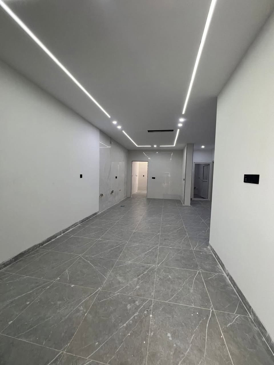 بيت طابقين للبيع في مجمع لاوان ستي
المساحة :- 200م
يتكون من :-
4 غرف نوم (٣ منها سويت) | استقبال | هول | ( مطبخ | مجموعة صحية 
✅ بناء حديث 
✅ طابو صرف 
✅ واجها قبلة
*************
خانووی دوو نهۆمی  بۆ فرۆشتن لە لاوان ستی
ڕووبەر :- 200 مەتر
پێکهاتووە لە :-
4 ژووری نوستن | دیوەخان | هۆڵ |  چێشتخانە    | گەرماو￼
***
بۆ زانیاری زیاتر :-

***********

***********
