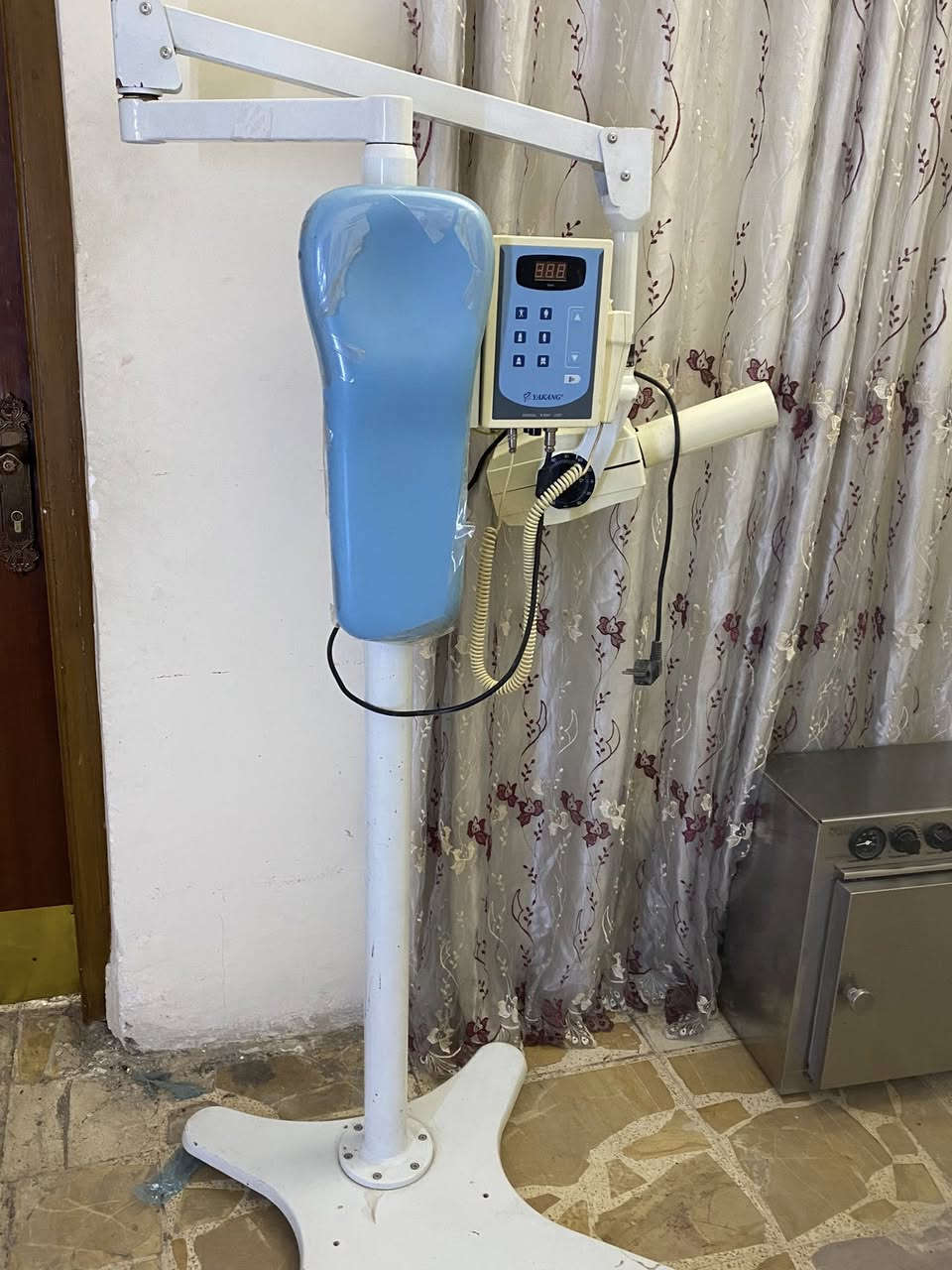 السلام عليكم
عيادة اسنان متكاملة 
جير سنتيم suntem
كومبرسر اصلي طبي مغلون دبل كاااتم(جديد)
X-Ray عامودي 
معقمة (Jrad)
ابكس لوكيتر 
اندو موتر
ربردام كت غير مستخدم
اندو cutter
ادوات قلع 
ادوات حشوات
ادوات dispossabile
كاونتر 
عارضه ادوات 
مكتب خشب كورنر (قطعتين)
كراسي انتظار ثلاثية 
المكان بغداد الغزالية 
السعر ٣ مليون 
للاستفسار 
***********
