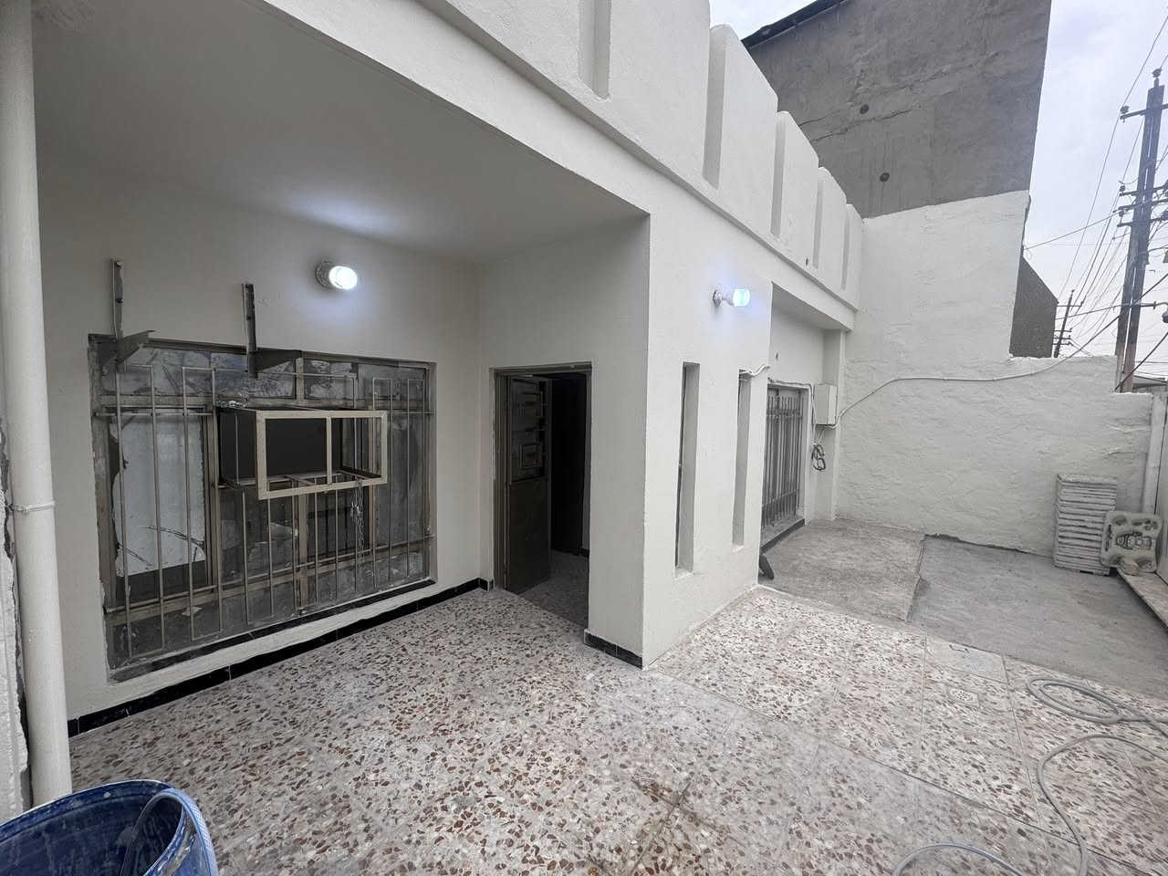 دار للايجار مساحة 130 متر طابق واحد يحتوي على استقبال + هول+غرفة نوم +مطبخ وصاله وصحيات وبيتونة ترميم جديد 
العنوان الامين الارامل خلف دكتورة فريدة  السعر 550 الف
مكلف بالنشر ***********
