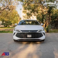 byd Qin L 2025 للبيع مرقم كامل وجاهز ثاني يوم احولك لون ابيض فول بانور...