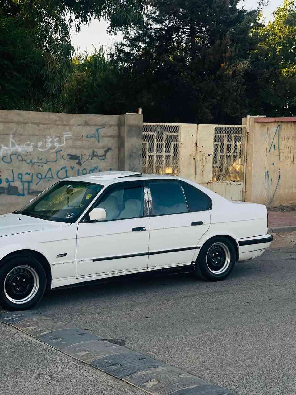 BMW مۆدێل ١٩٩٣ ٥٢٠ گێڕعادی سڵایت مەکینە کەپس ٤ جام کارەبا ئارمی سلێمانی ئەسڵ بەشەرت چوار تایەو ویلی باشی لە ژێرە سەیارەکە کامل بە شەرەت گێڕو مەکینەی بەشەرەت ئارمو ئەوەلیاتی بە شەرەت کارەبایی هەمووی ئیش ئەکات ماڵی دۆستە🇩🇪 
*********** السليمانية, العراق
