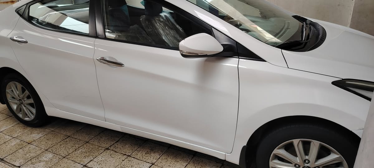 السلام عليكم الي يريد جديد ونظيف يتصل 
النترا 2015 خليجي محرك 1800دوش فول مواصفات عدا البصمه رقم بغداد الدولي الجديد باسمي كفاله عامه من الصبغ والتبديل عدا شخط صغير موضح مع الصور صدر جديد تخم تأير جدد تبريد تدفهه
سياره جديده بمعنى الكلمه استخدام واحد  ماشيه 127 km 
***********
