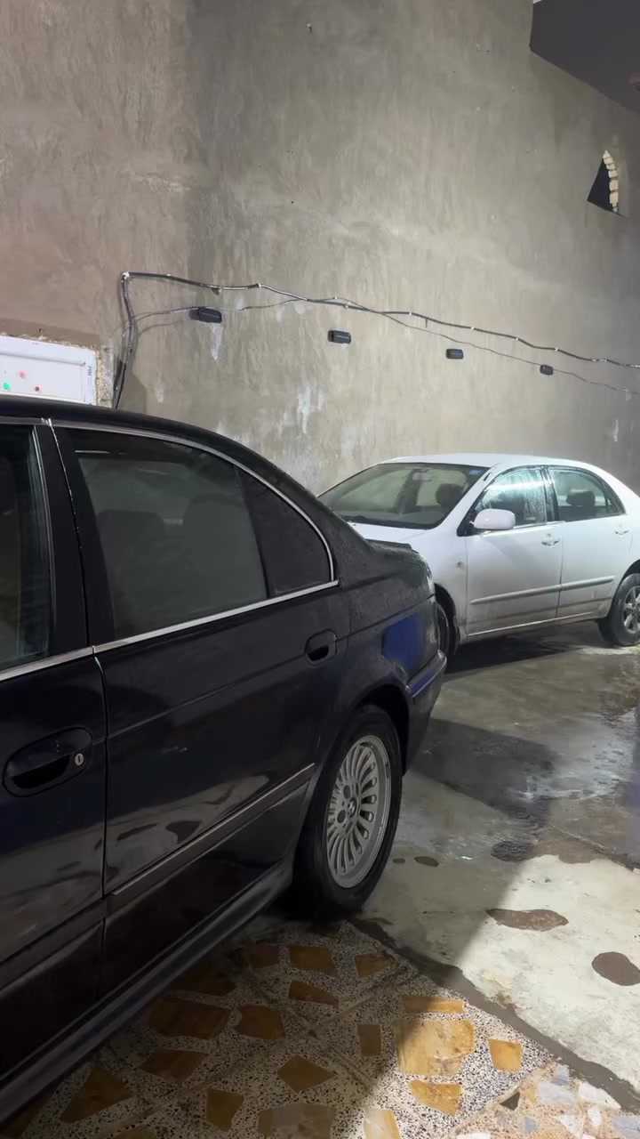 السلام عليكم جميعآ 
صقر موديل 2000 رقم دهوك دبل فانوس كير مكينه خير من الله صدر تقريبآ يرادله شويه شغل تخم تاير غرفتها مغلفه شاموا قهوائي ويه لون الكشنات والدشبول تحويل ثاني يوم ب 93 وعليها غرامه 4 ورقات مخصومه من السعر *********** مكان صلاح الدين
