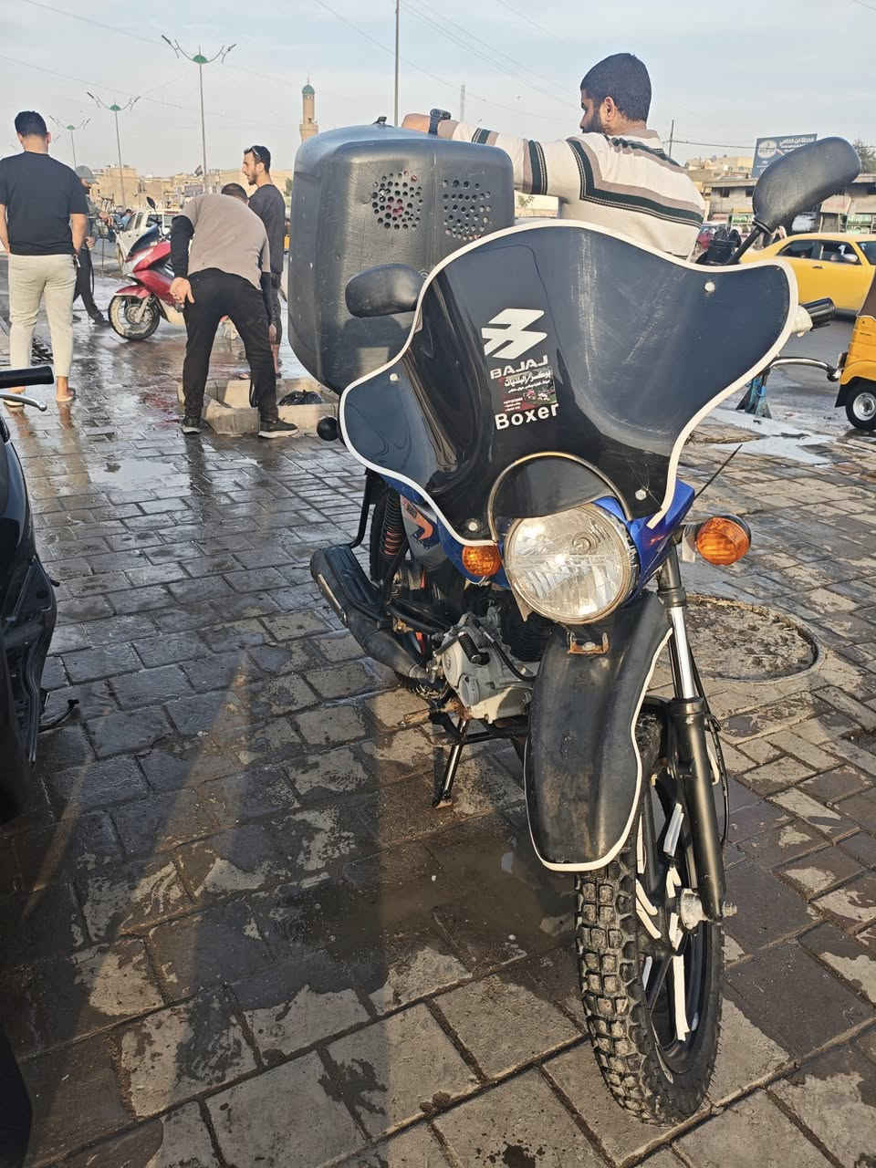 سلام عليكم بوكسر موديل 21 مجفت مكينه جديده كلشي مبدل بيها نقصها سلف وقاعده مال بك لايت والدشبول تجاري رايدها بواحد .. مليون وبيها مجال مكاني بغداد مدينه الصدر 
***********
