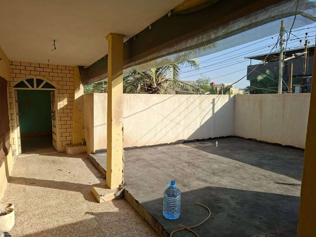 بيت  طابق  ثاني  للاجار المساحه  ٣٠٠  متر  يحتوي  ع غرفتين  واستقبال وصالتين ومطبخ  كبير ومنور  وطارمه    درج  مريح  العنوان الجنينه حي  الاندلس   خلف مجمع بانده  سابقآ  سعر الاجار ٧٥٠  الف شهريآ   للتواصل  الاتصال ع الرقم ‭***********‬
