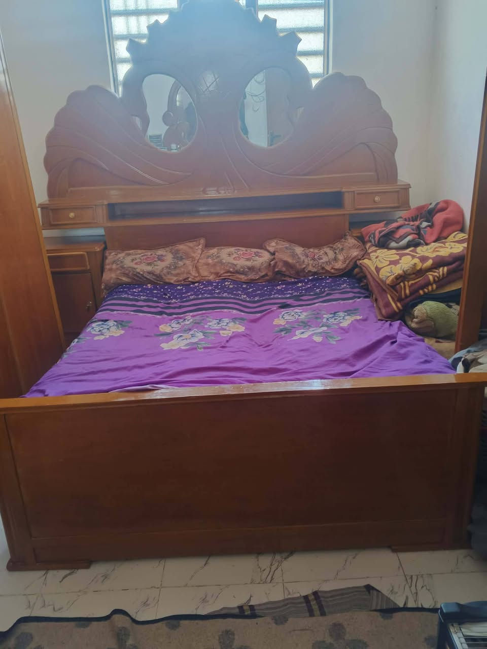 غرفة نوم للبيع تسكام درجة اولى طابقين المكان نجف والسعر 600 وبيه مجال وهذا الرقم ***********
