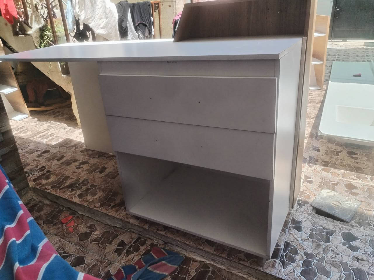 اربع رفوف مع ميز للبيع مكاني عمل شعبي للاستسفسار ***********
