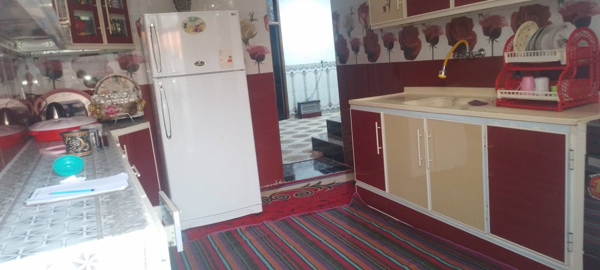 اعيد النشر بيت للبيع المساحه١٦٠  زراعي حي كريم كامل الخدمات  مثل ماموضح بالصورة بيت مرتبب
***********
يتكون من
غرف نوم عدد ٢
استقبال ٦×٤
صالة ٧×٥
بيت كامل من اي نقص
