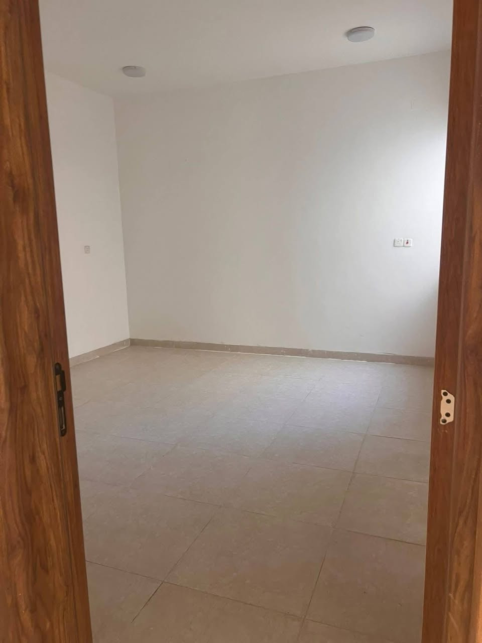 ⭕️تسلسل: 1094
🟢دار للبيع في الفلوجة مجمع الزهور الثاني 
🟢العنوان:الفلوجة على سريع الدولي مقابل شركة البيبسي قرب جامعة الفلوجة 
📍بناء حديث 
📍المساحه: ٢٥٠ م٢
📍بناء طابوق حديث
🟢الدار فارغ وجاهز للسكن 

⭕️ الدار يحتوي على
غرفتين نوم سويت 
صالة ومطبخ واستقبال وصحيات وحمام 
ومناور وكراج سيارة وحديقه 

🟢السعر: ١١٠ مليون دينار 
✅الدفع مقدمة ٨٠ مليون و٣٠ مليون اقساط

⚠️ مكتب دجلة الهندسي للعقار حي الجولان قرب صناعة الجولان للسيارات مجاور سوبر ماركت الهلال
للاستفسار الاتصال
***********
‏‭٠٧٥١ ٩٤٥ ٢٨٢٩‬
