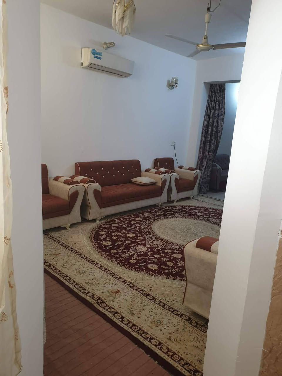 بيت بحي الفارس 200م ثاني بيت عن الركن مقابل حديقة بداية حي الفارس   موقع جيد جدا طابق واحد والطابق الثاني غرفتين الاماميات مهيكلات فقط والطابق الارضي غرفتين وصالةو استقبال اكبار مطبخ جبير حار بارد سعرة 255 مليون وقابل لتفاوض
لتواصل خاص او أتصل 
*********** 📲☎️
