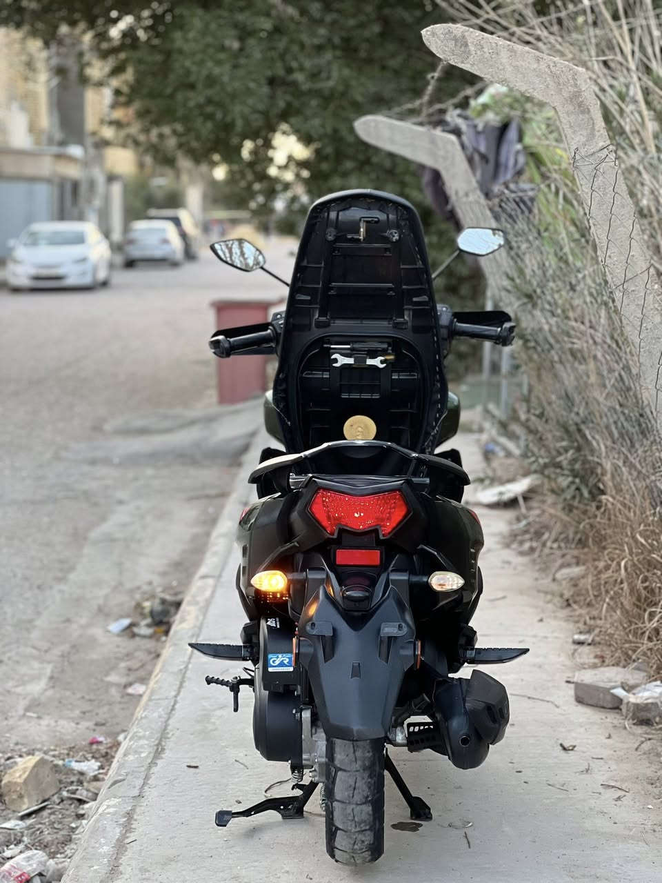 <دراجه ZR موديل 22  ألون زيتوني بأسود >
ماشيه 12680
تشغيل ايكو
اطفاء ذاتي عند الترفك لايت او عند الوقوف
حساس عند تنزيل الاستاند 
تحكمات
نوزل وهندر
 في الشاشه
كشاف ضبابي
عدت الشركه في الجنطه 
حجم المكينه 125 cc 
مفتاحين احتياط 
صناعه يابانيه 🇯🇵 
الدراجه نزلت من معرض الزيتون ومايحتاج اكول على دراجاتهم كلش نظيفات 
الدراجه مناقصه برغي ومامفتوح بيها شي على وضعية الشركه 
‏< المكان ذي قار حي العسكري>
<الرقم *********** >
