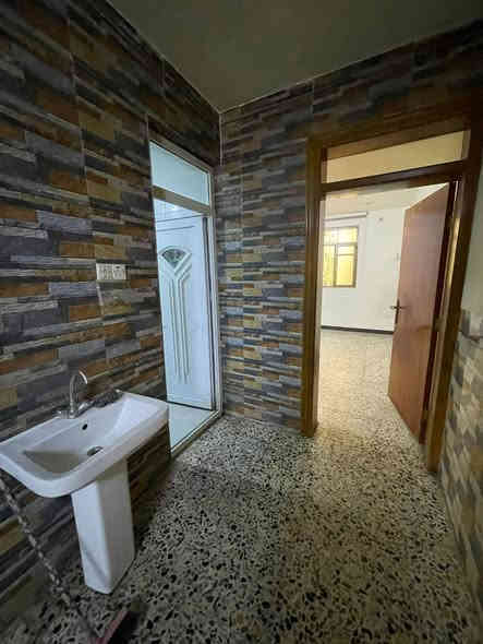 شقة طابق اول. 
مساحة 150 م
2 غرف نوم 
وخدمات صحيه
حولي ومطبخ 
العنوان شقة شارع النخل 
الاستفسار ***********
