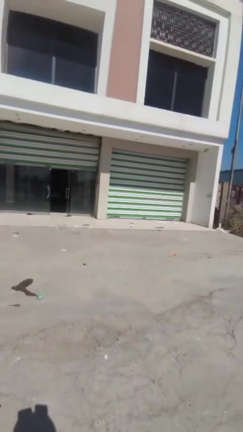 ⭐️ فرصة استثمارية مميزة ⭐️
🔹 مجمع تجاري متكامل للبيع 🔹
📍 الموقع: الحمزة الغربي – على الشارع العام (شارع 60)، مجاور مطعم تاج محل.
📐 المساحة: 550 م².
🏗️ مواصفات البناء:
✔️ بناء طابوق مع كونكريت مسلح بالكامل.
✔️ يتكون من ثلاثة طوابق:
• الطابق الأرضي: قاعة كبيرة واسعة.
• الطابق الثاني: صالة وعدة غرف مع غرفة إدارة.
• الطابق الثالث: مخزن.
✨ مميزات المجمع:
✔️ جاهز بالكامل للاستثمار أو التشغيل مباشرة.
✔️ تغليف وتشطيب متكامل.
✔️ نقوش وسقوف ثانوية حديثة.
✔️ منظومة كهرباء متكاملة.
✔️ مجمع صحيات مستقل في كل طابق.

📞 للاستفسار والتفاوض:
***********
***********

📌 التواصل مباشرة مع صاحب المجمع.
