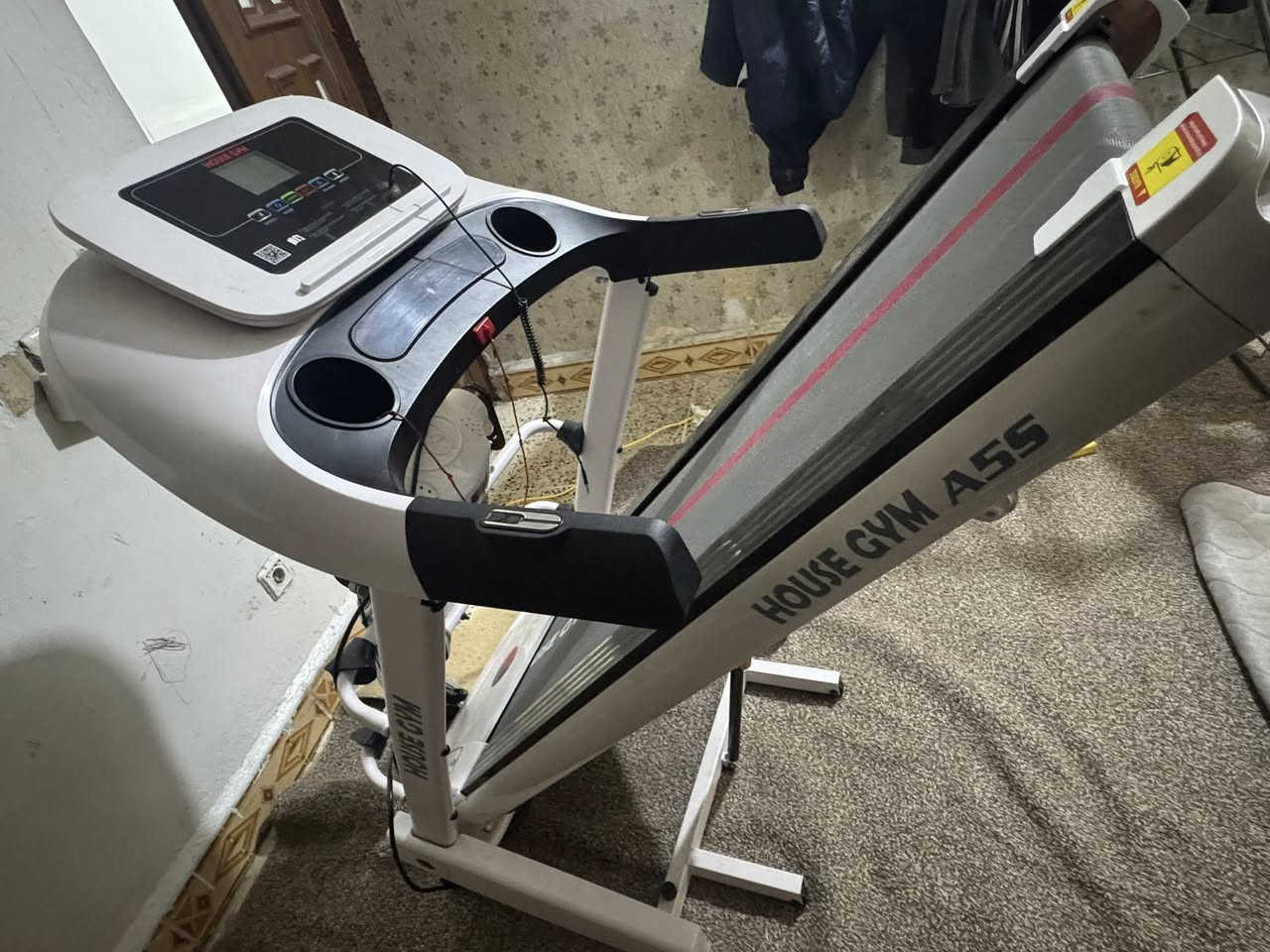 جهاز رياضي لركض و التمارين و القاعات GYM جهاز مستعمل شهر مرتين أو ثلاث مرات مشغلين جهاز نضيف لغاية درجة بشرط شغال و نضافة سعر الجديد ٥٠٠ ألف نفس شركة HOUSE GYM  A55اني أبيعه ٣٧٠ ألف و بيه المجال حك جية العنوان كركوك رقم الهاتف *********** أو *********** أو مراسلة واتس آب
