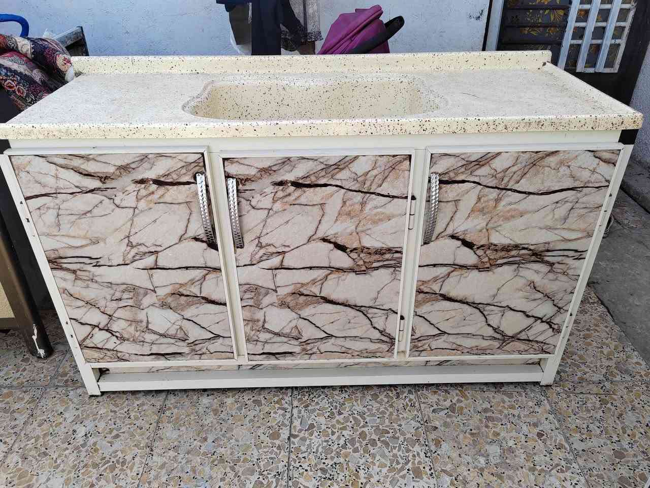 سلام عليكم كاونتر ٣ قطع مرتين ونص الصطح والسنك متر ونص لوك نضافه فول تزكام شرط السعر ٤٥٠ العنوان الشعب *********** كله مرمر سطح وسنك
