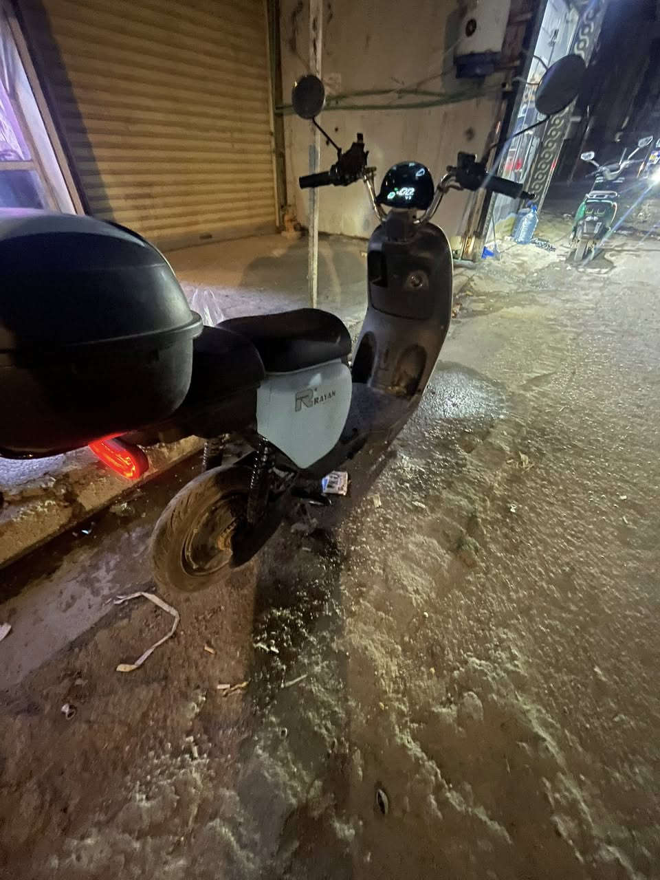 دراجه شحن الريان اربع باتريات كبار داخل الكشن  اخذته اقساط 850الف اطيت 4اقساط متوازي عل بيعته تمشي 50حقيقي نضام سرقه تشغيل عن بعد دبل سويج معروفه دراجه بريان امل صندوك 
*********** 
راسلني خاص ادزلك وصل الشراء مالته واقساطه شكد صارله للتاكيد  مكاني بغداد بياع حي رساله
