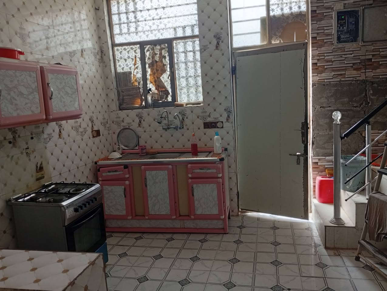 السلام عليكم بيت 50 متر مقابيل ملحق قريه الغدير عمود 327 شارع 16 السعر 25 وبي مجال مكان نجف ***********
