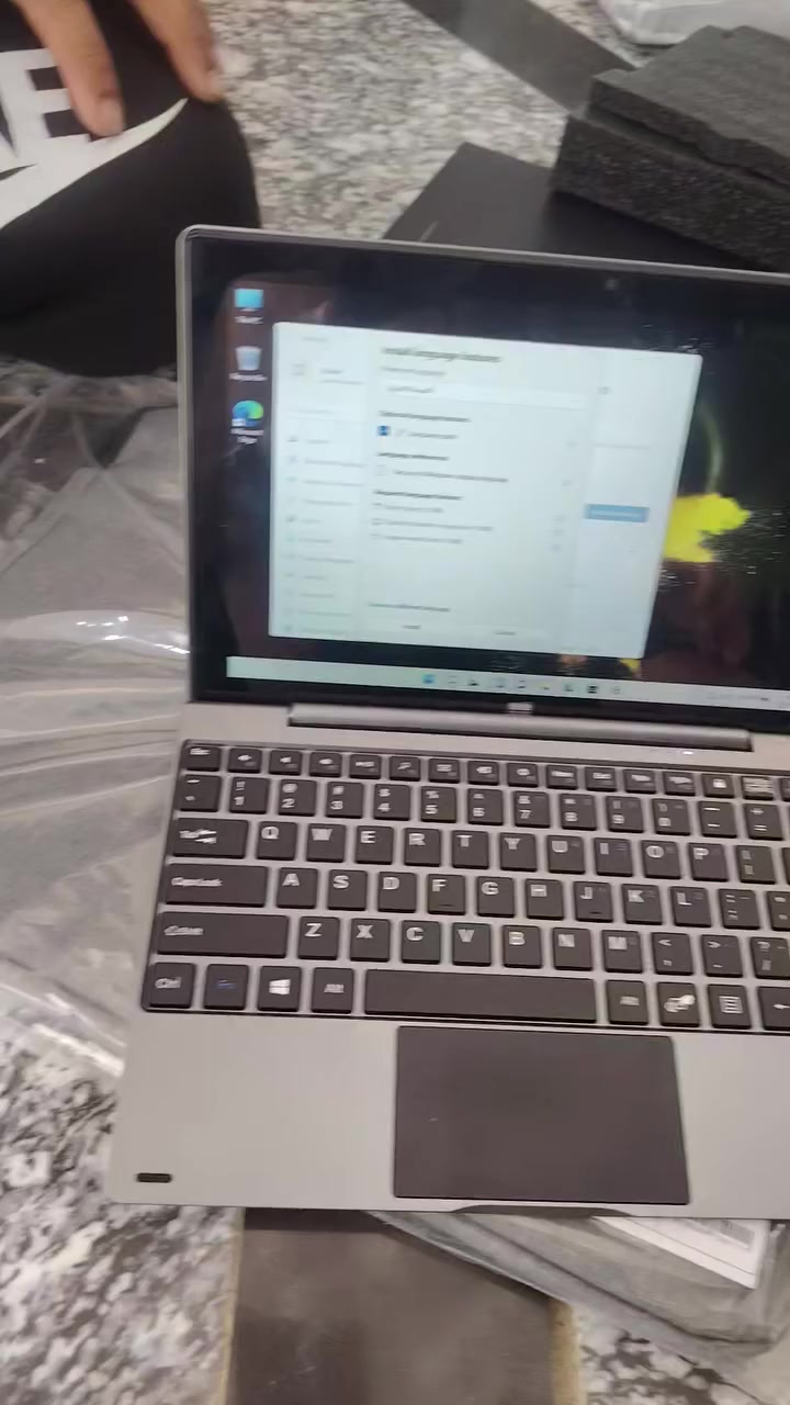 الجهاز هو Jumper EZPad Pro 8. 
إليك أبرز مواصفاته بناءً على النتائج:
نوع الجهاز: حاسوب لوحي (Tablet) يعمل بنظام ويندوز مع لوحة مفاتيح قابلة للفصل.
الشاشة: مقاس 11.6 بوصة ودقة FHD.
المعالج: Intel Atom x7-E3950 أو Intel Celeron.
الذاكرة (RAM): تأتي بسعة 6 جيجابايت.
التخزين: 64 جيجابايت من نوع


**إذا كنت صاحب هذا الإعلان وتريد حذفه لأي سبب، رجاءا أرسل رسالة إلى الدعم الفني**