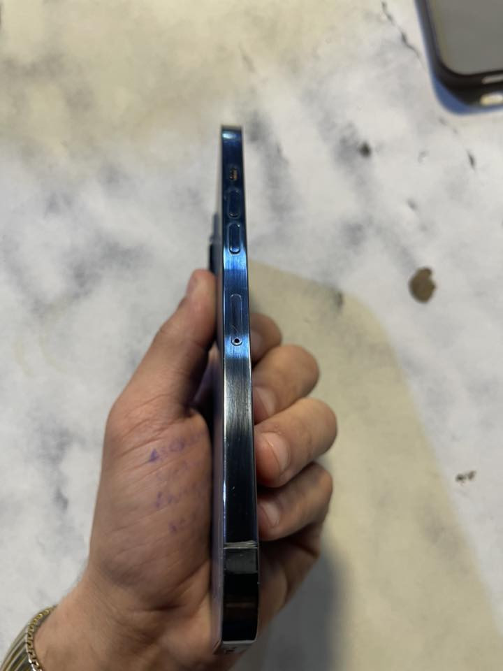 أيفون 12 برو ماكس لون نيلي مميز الجهاز  عربي شرق اوسط الجهاز كل ع وضع الشركه زلغ واحد مابي اتصال كامره اللمس فيس ايدي كلشي شغال ذاكره 256 الجهاز مبدل شاشه تفصيخ فقط شاشه تفصيخ   باقي الجهاز كل مكفول سعر الجهاز 325 وبي مجال بسيط كلش العنوان بغداد المنصور رقم تلفون ***********
